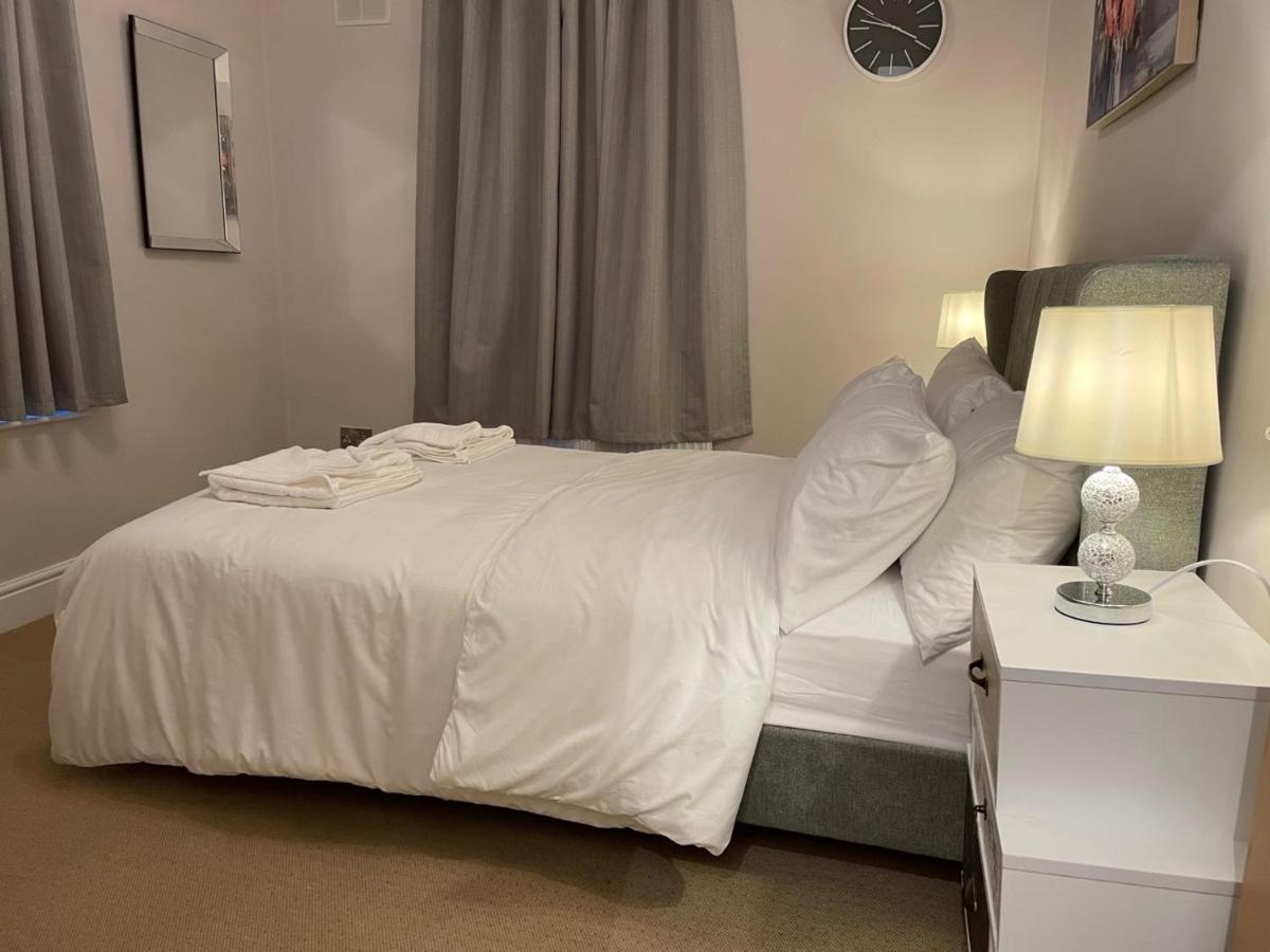 Luxury 5 Star London Apartment - Parking, Garden, Nr Greater London Metro Stations Exterior foto