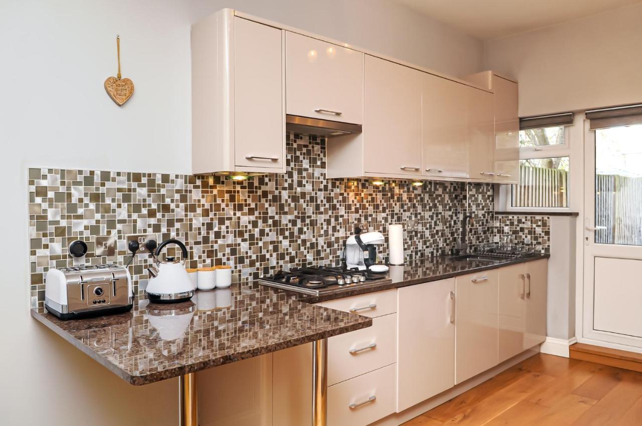Luxury 5 Star London Apartment - Parking, Garden, Nr Greater London Metro Stations Exterior foto