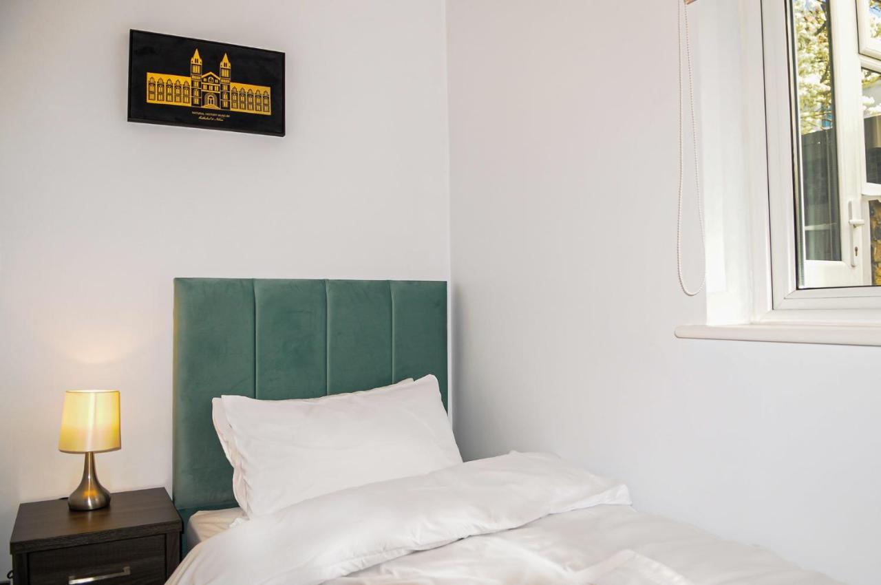 Luxury 5 Star London Apartment - Parking, Garden, Nr Greater London Metro Stations Exterior foto